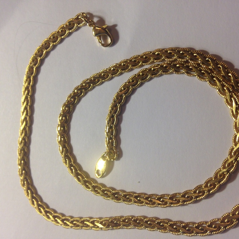 Avon Necklace   18" LChain Realistic Gold Tone